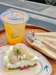 2杭州甜品店下午茶甜品蛋糕白草莓饮料(杭州这家街边甜品店，也太舍得用料了吧，竟然用白草莓)-喵神素材库