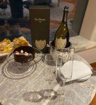 蛋糕甜品香槟仪式感(这几天谣言四起，听说很多地方都在抢购生活物资，好像如临大敌似的，真是醉了…听着跟笑话一样)-喵神素材库