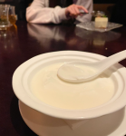 美食蛋糕甜品笼屉烤鸭蘸料(晚上用餐環境舒適～燈光偏暗很有氣氛～適合多人聚餐！中式菜色適合帶長輩來享用)-喵神素材库