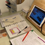 学习上课笔记文具书桌(散漫放纵让我们得到一时的舒适，但这舒适却是以透支未来为代价。要么承受自律的苦，要么承受一事无成的苦，你总得选一样。眼下对自己狠一点，将来才能站得高一点。)-喵神素材库