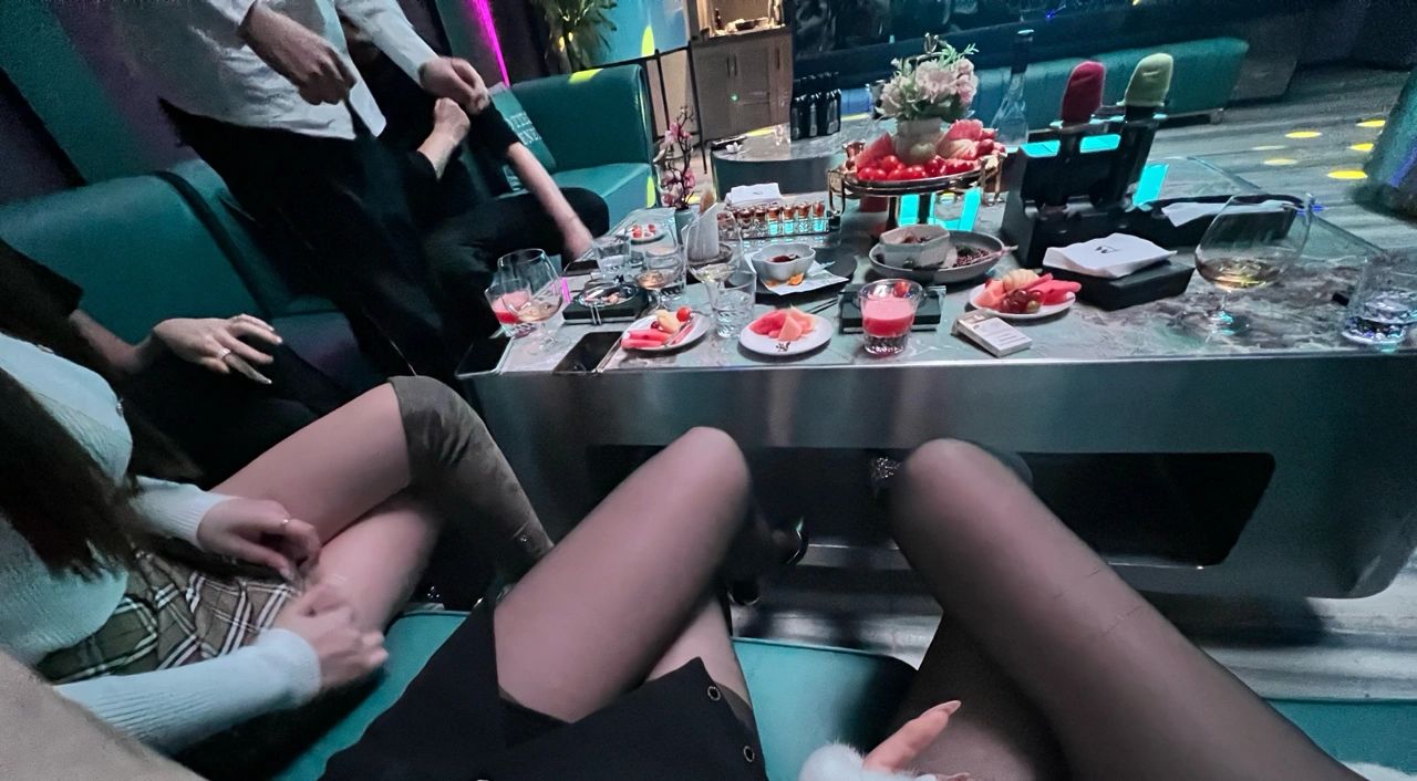 美女穿搭唱歌ktv(一起唱歌)-喵神素材库