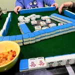 打麻将(吃点喝点 跟男朋友和家人一起打麻将)-喵神素材库