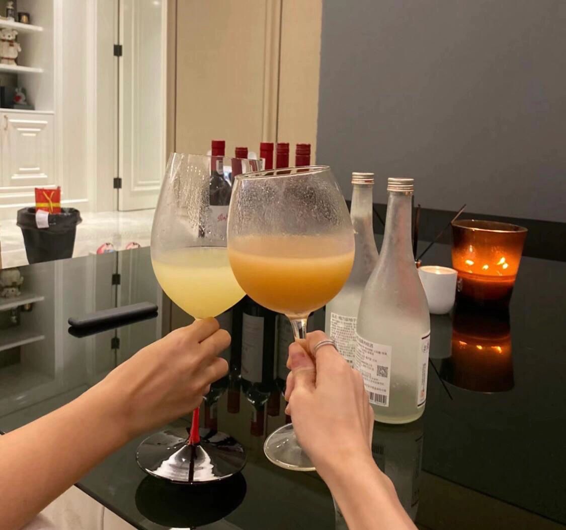 闺蜜聚会饮品干杯(任何时候 都不要赌人性  别觉得自己特殊 是个例外  要做好输的准备 在这个路遥马急的人间 时间 会帮你过滤掉 不属于你的东西 )-喵神素材库