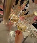 闺蜜聚会喝酒香槟酒会(要么要拼命搞钱，因为怕和别人握手的时候，人家戴的卡地亚，你戴的橡皮筋…… )-喵神素材库