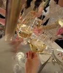 喝酒白葡萄酒美女穿搭闺蜜聚会(你认为男人给你买礼物请你吃饭带你旅行这些是对你的投资，太可笑了吧，实际是用钱来兑换你的陪伴价值。)-喵神素材库