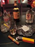 3喝酒洋酒威士忌日本三得利威士忌雪茄兄弟聚会(真正的有乐同享吧)-喵神素材库