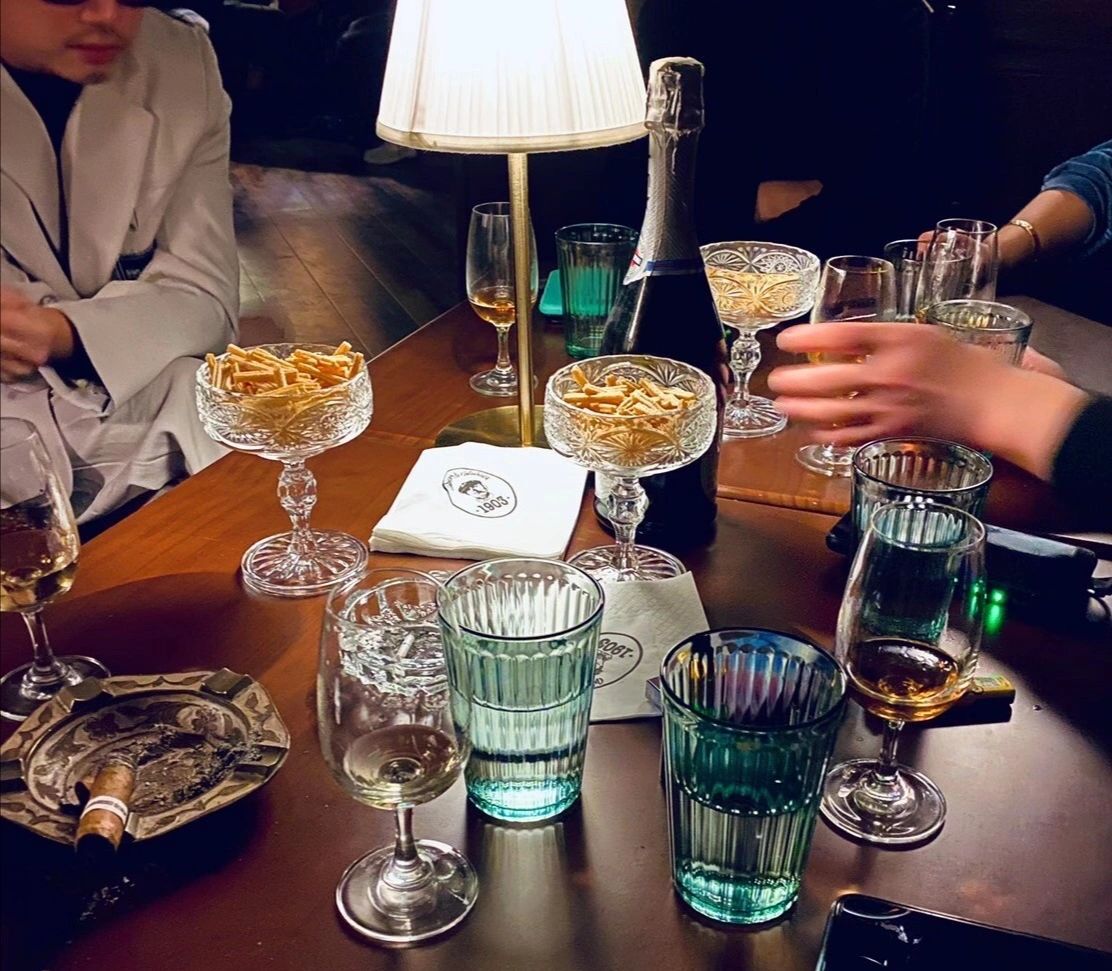 朋友聚会喝酒雪茄香槟(我的一切，都是深度思考，努力执行的结果！在这个弱肉强食的世界，没有深度思考，别说做猎人了，连个称职的猎物都不是！ )-喵神素材库