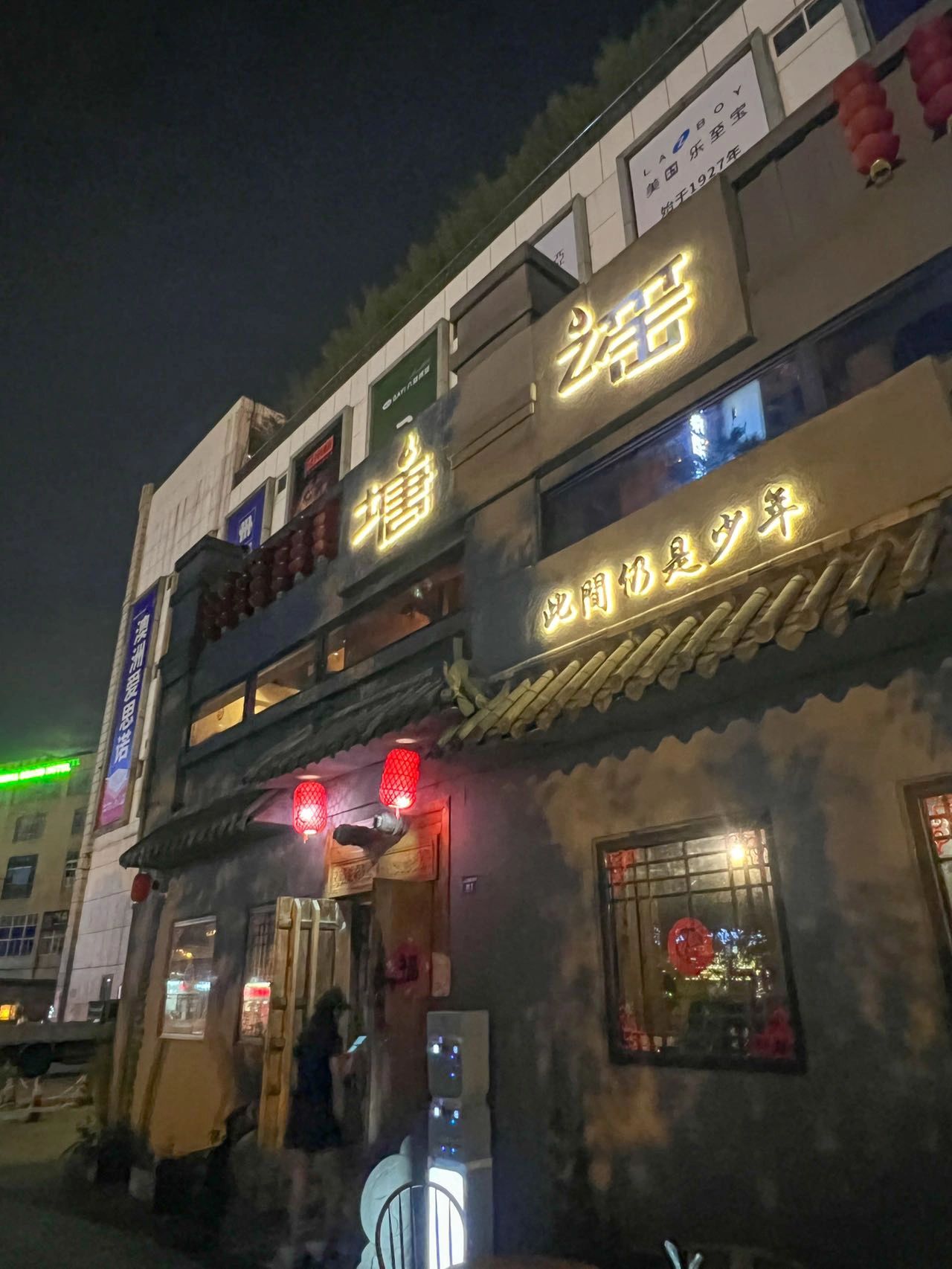 喝酒酒吧朋友聚会(可以来这里放松心情，和朋友一起享受微醺的快乐)-喵神素材库