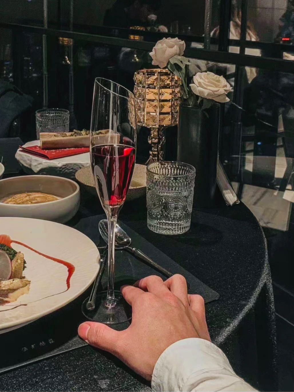 喝酒红酒朋友聚会(当你身陷低谷时运不济的时候，也是你即将迎来高光时刻的时候，因为上帝总是会把最好的东西放在苦难的另一边的。)-喵神素材库