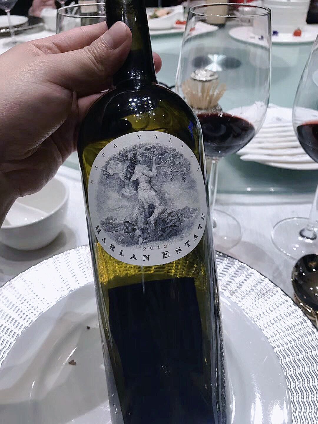 4纳帕葡萄酒红酒品酒朋友聚会(深宝石红，还相当鲜艳，香气奔放)-喵神素材库