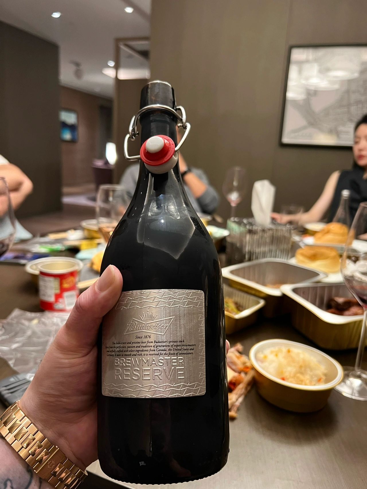 美食朋友聚会酒局喝酒洋酒(半夜不能吃东西 那为什么冰箱里会有灯呢 )-喵神素材库