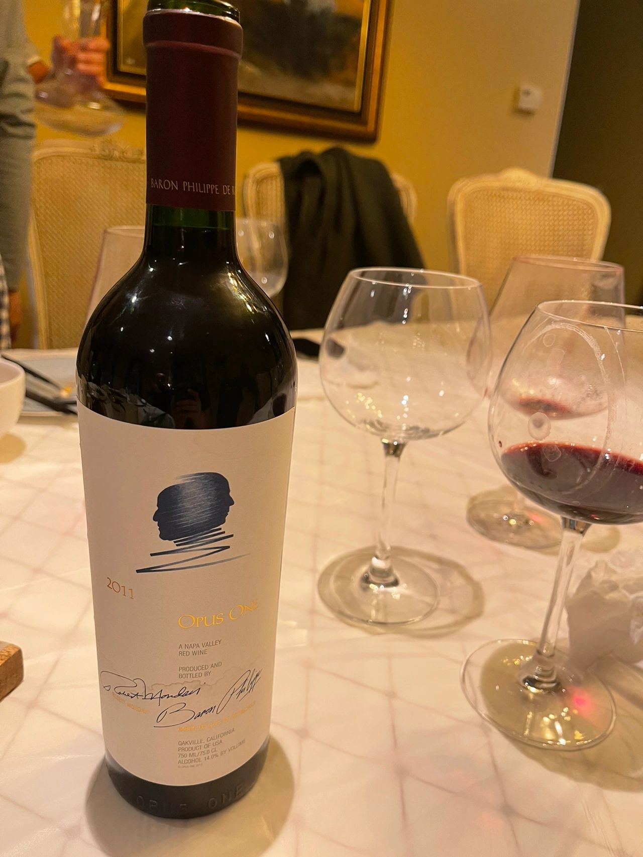 喝酒红酒葡萄酒品酒朋友聚会(和朋友聚餐，搞了个年的作品一号….好喝)-喵神素材库