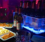 酒吧喝酒聚会(不够伤人，还是敷衍不够明显？非要在玻璃渣子里找糖吃，伤嘴还伤胃，扎心还崩溃。 ​​​ )-喵神素材库