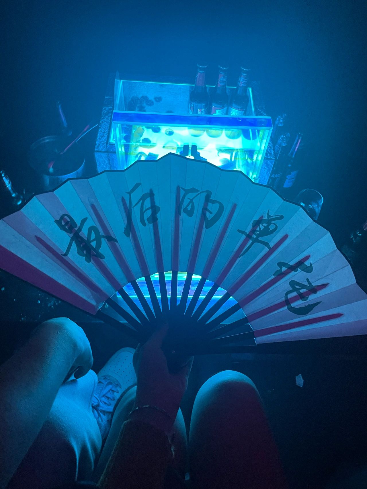 酒吧喝酒聚会扇子秀恩爱(爱情？ )-喵神素材库