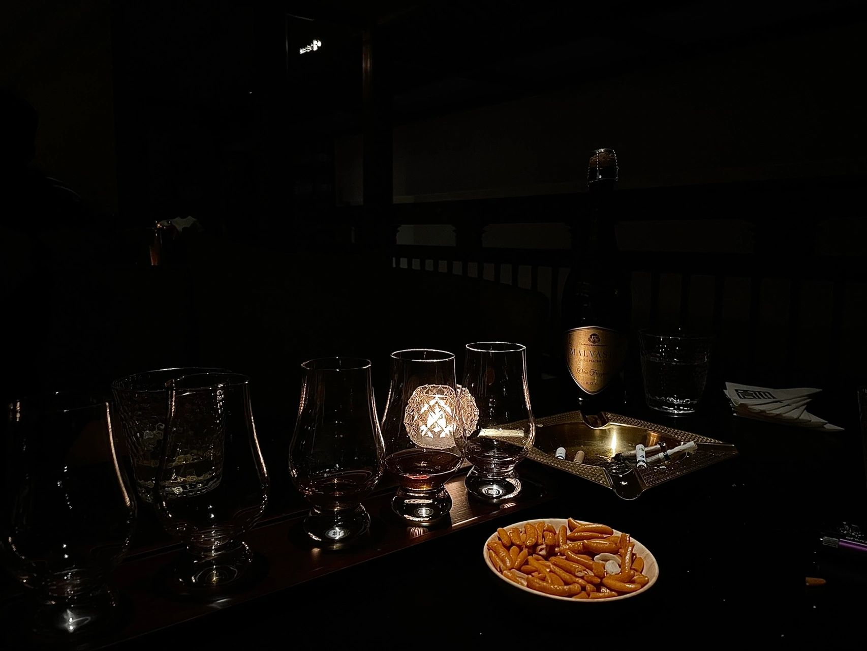 酒吧喝酒朋友聚会香槟(没办法改变现状，但又不想止步不前)-喵神素材库