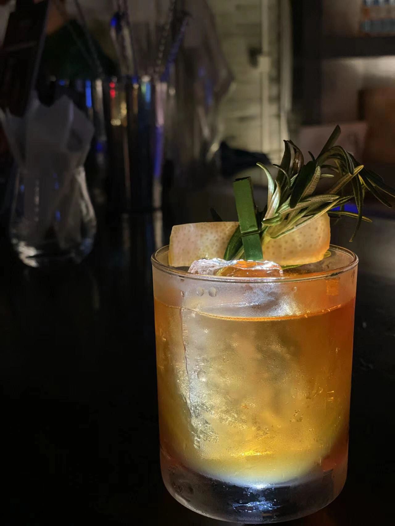 酒吧喝酒聚会(愿我们在散碎腐朽的岁月里闪闪发光 )-喵神素材库