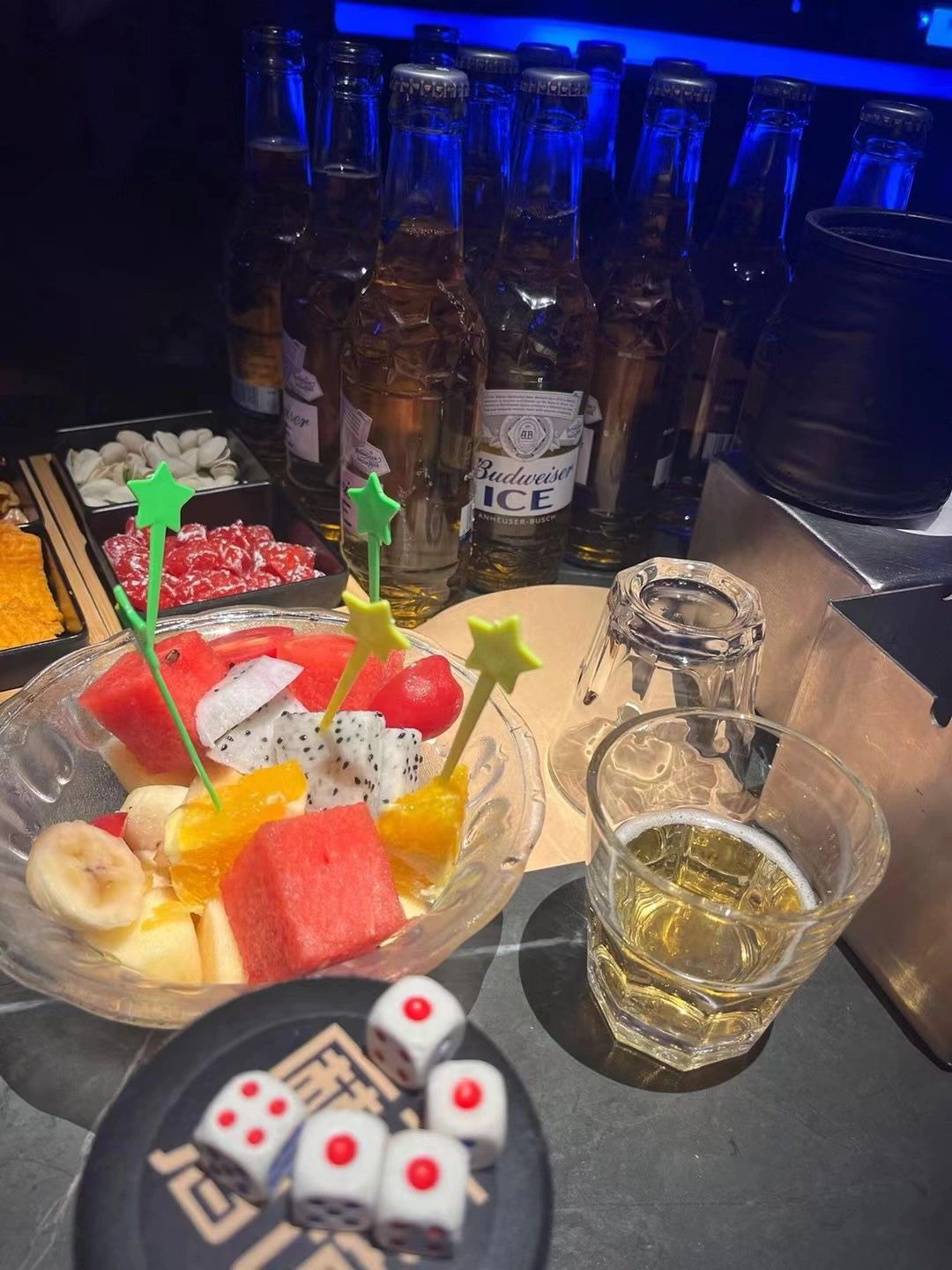 酒吧朋友聚会喝酒啤酒(穷在闹市无人问,富在深山有远亲,不信你看杯中酒,杯杯先敬有钱人。)-喵神素材库