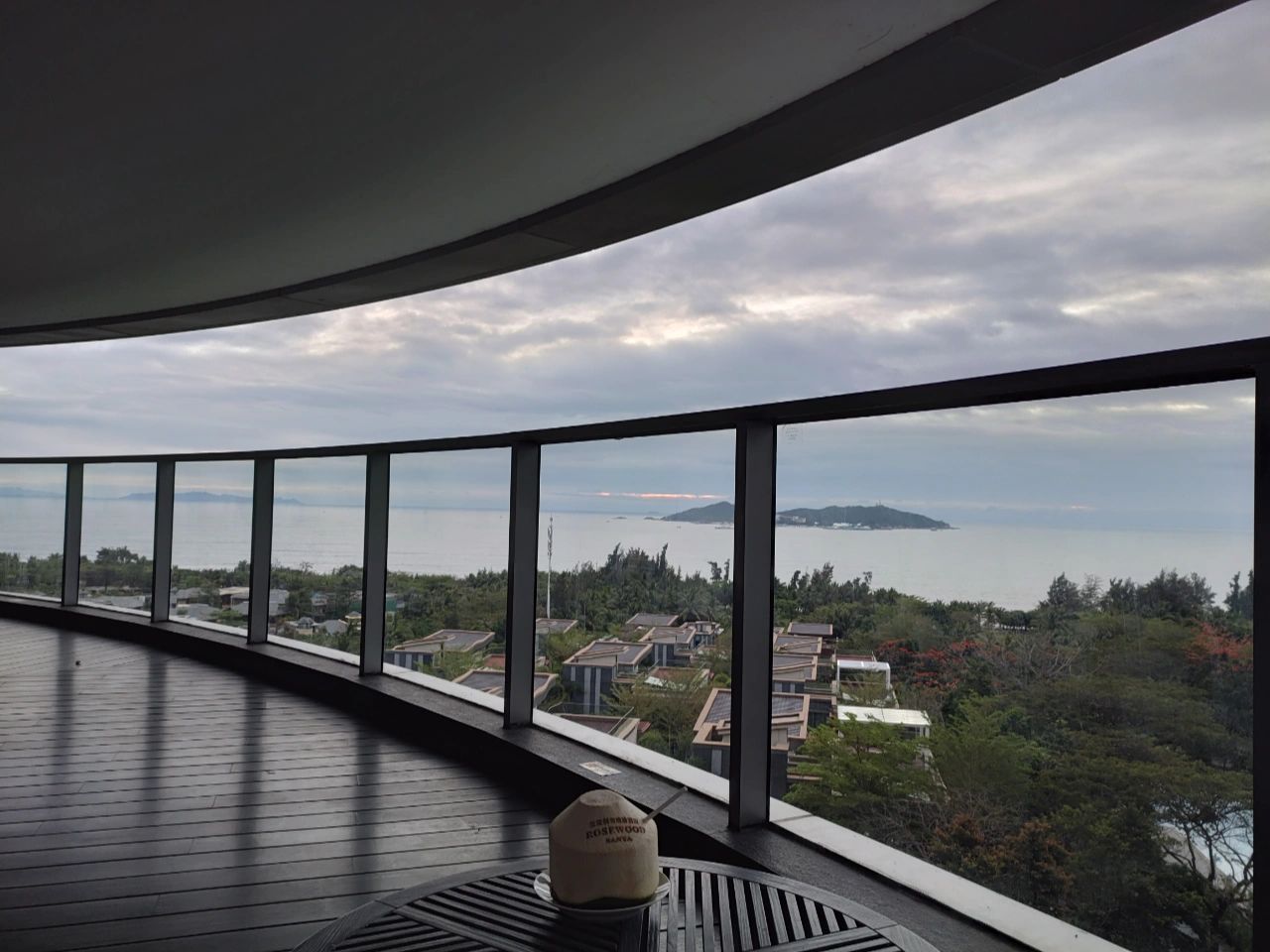 3旅游度假酒店阴天大海椰子汁风景三亚保利瑰丽酒店( 一杯椰子汁，一下午时光)-喵神素材库