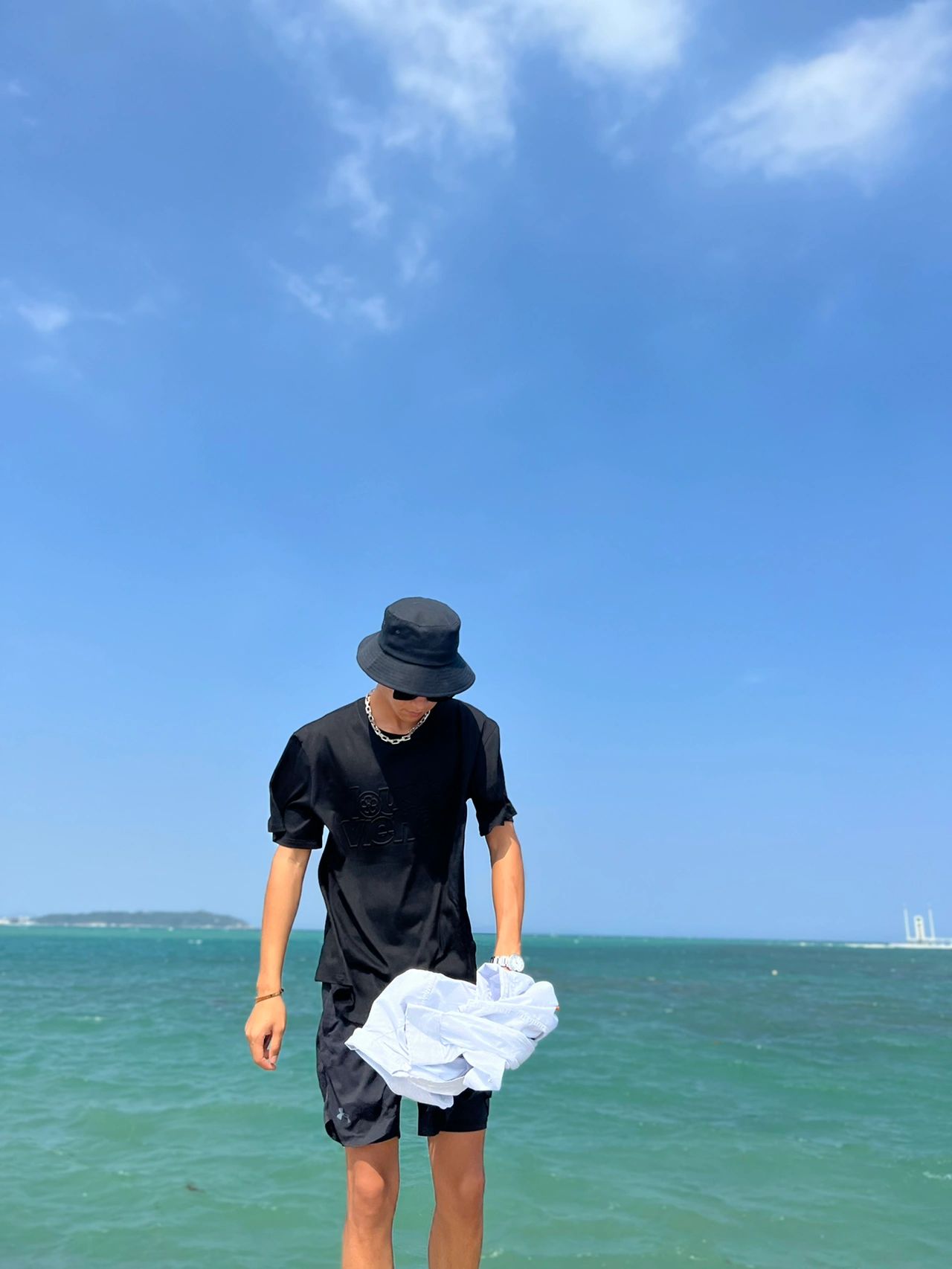 大海旅游拍照帅哥身材男士穿搭(无聊的隔离生活 )-喵神素材库