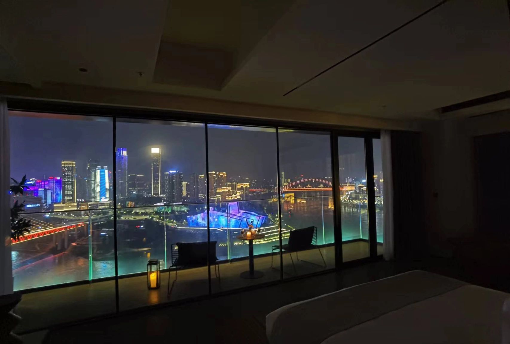 3旅游出差酒店夜景客房重庆天雅雾兮度假酒店(\\t我永远为重庆的夜景感叹！无论去过多少地方 最爱的还是重庆的夜景)-喵神素材库