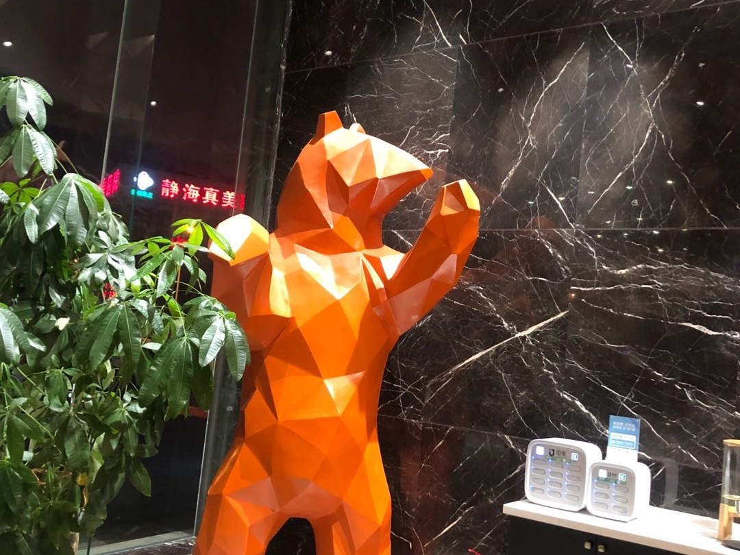 酒店景色拍照旅行床(因为本次出行是临时决定，所以在网上选择了评分较高的桔子水晶酒店，进入酒店首先看到一个站立的大熊真的萌萌哒)-喵神素材库