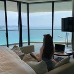 酒店工作笔记本美女拍照窗外风景(累了远眺)-喵神素材库