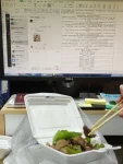加班新工作工资(新工作第三个星期，今日为了快速完成工作，加班到点。而且还是叫老公一起帮做的，不然肯定弄到明天！工资是很低，但我还会找些外快增加收入。 )-喵神素材库