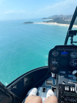 飞机，大海，美女，自拍，旅游(实在没东西玩了 来感受了一把直升机的神秘力量说实话感觉比我想象中的要好之前只想着体验一把拍拍照啥的实际上 在空中的视野真的有点小震撼 海真的太蓝了\\t\\t)-喵神素材库