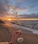 海边沙滩风景拍照美女穿搭喝酒(落日风景)-喵神素材库