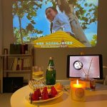 书桌笔记本笔记水果追剧(我一个人可以吃饭逛街,可以去医院,可以看电影,可以回家,其实爱不爱也没那么重要,别再影响我,让我不快乐。 ​​​ )-喵神素材库