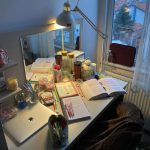 书桌读书学习电脑(很多时候，阻碍我前进的并不是困难本身，而是我对待困难的态度。将怨气收起来，把心态调整好，内心保持乐观向上，才是克服困难的最佳途径。)-喵神素材库