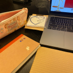 2学习打卡日常笔记本电脑草莓星巴克看书(悠闲一下就开学新的学期 又好像一切都是陌生的开始)-喵神素材库