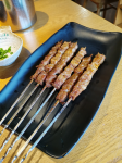烀羊肉 铁锅烀羊肉美食羊肉串撸串( 藏在一条河边的羊庄，外边看着大烤箱烤羊肉串就不一般，老远闻到肉香。开锅简单的料下进去，新鲜羊肉倒里面，加水。羊肉吃起来有奶香味，没有膻味儿，嚼起来不腻，正正好。羊肉串肥瘦相间，配点韭花，暴)-喵神素材库