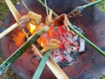 夕阳户外露营野餐烧烤家庭聚餐(在家附近的一个村落里找到了一个绝美的日落观赏地。正正的西斜，洒落在草地上，穿过树，落在河里。和家人们野炊一下。正好孩子们都停课了，带出来草地奔跑一下。竹筒饭真的绝绝子。一定要有！)-喵神素材库