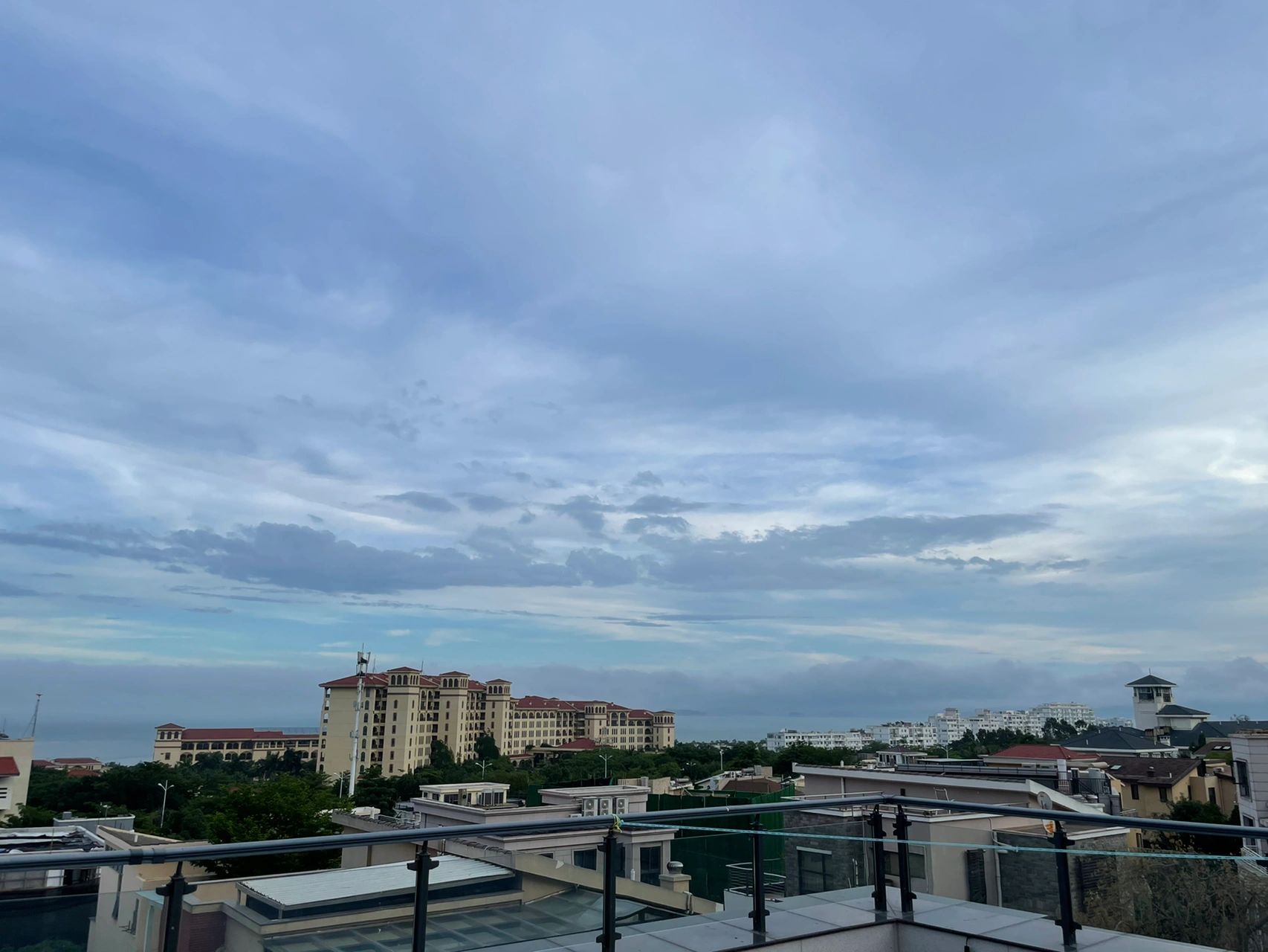 露营烧烤野炊朋友聚会撸串(昨晚没雨，三五好友，海边泡泡茶，吹吹海风，抽上一只PCC，惬意极了。)-喵神素材库