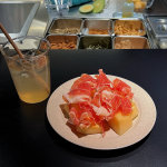 2晚餐西餐厅蜜瓜火腿美食(因为晚餐本来就不怎么吃，就简单点了个蜜瓜火腿和柠檬醋。)-喵神素材库