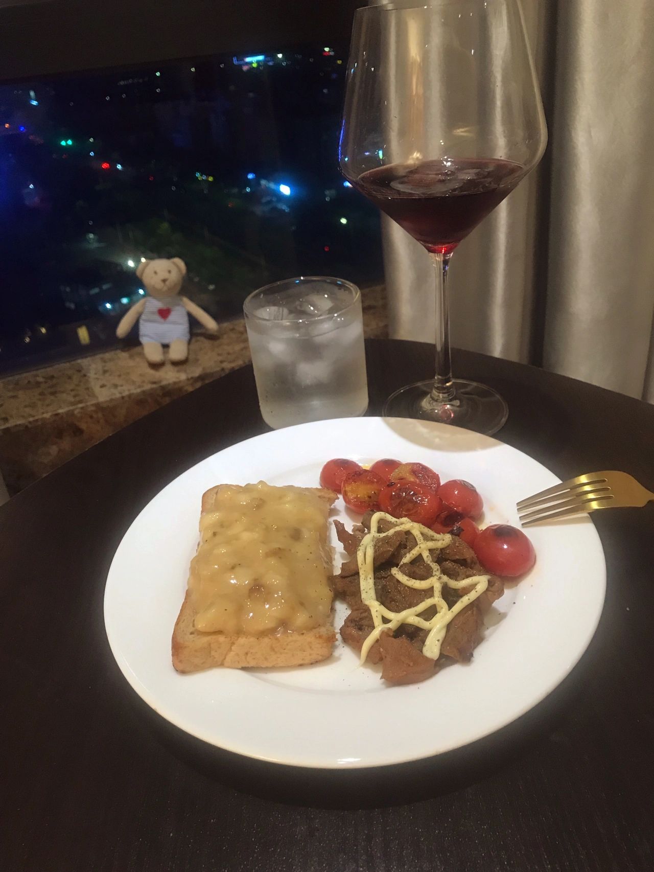 西餐晚餐仪式感喝酒红酒(本来不打算吃晚餐了…在厨房又弄了一顿出来)-喵神素材库