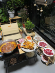 美食火锅阳台花园(想吃这只烧鸡好久了，终于逮住了聚会的机会烤了一只，有点快乐。骗朋友一顿麻辣汕头牛肉火锅)-喵神素材库