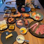 美食烤肉牛肉虾三文鱼吃饭(有些人喜欢你 是因为你能带给他快乐而有些人喜欢你 是因为你就是他的快乐希望你们都会遇到这样的人实在不行 遇到我也好)-喵神素材库