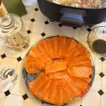 三文鱼自己做饭家中(海鲜市场买回来，老板给切好摆盘，盘子底下还有冰块保鲜，保证口感最佳，在家实现三文鱼自由！)-喵神素材库