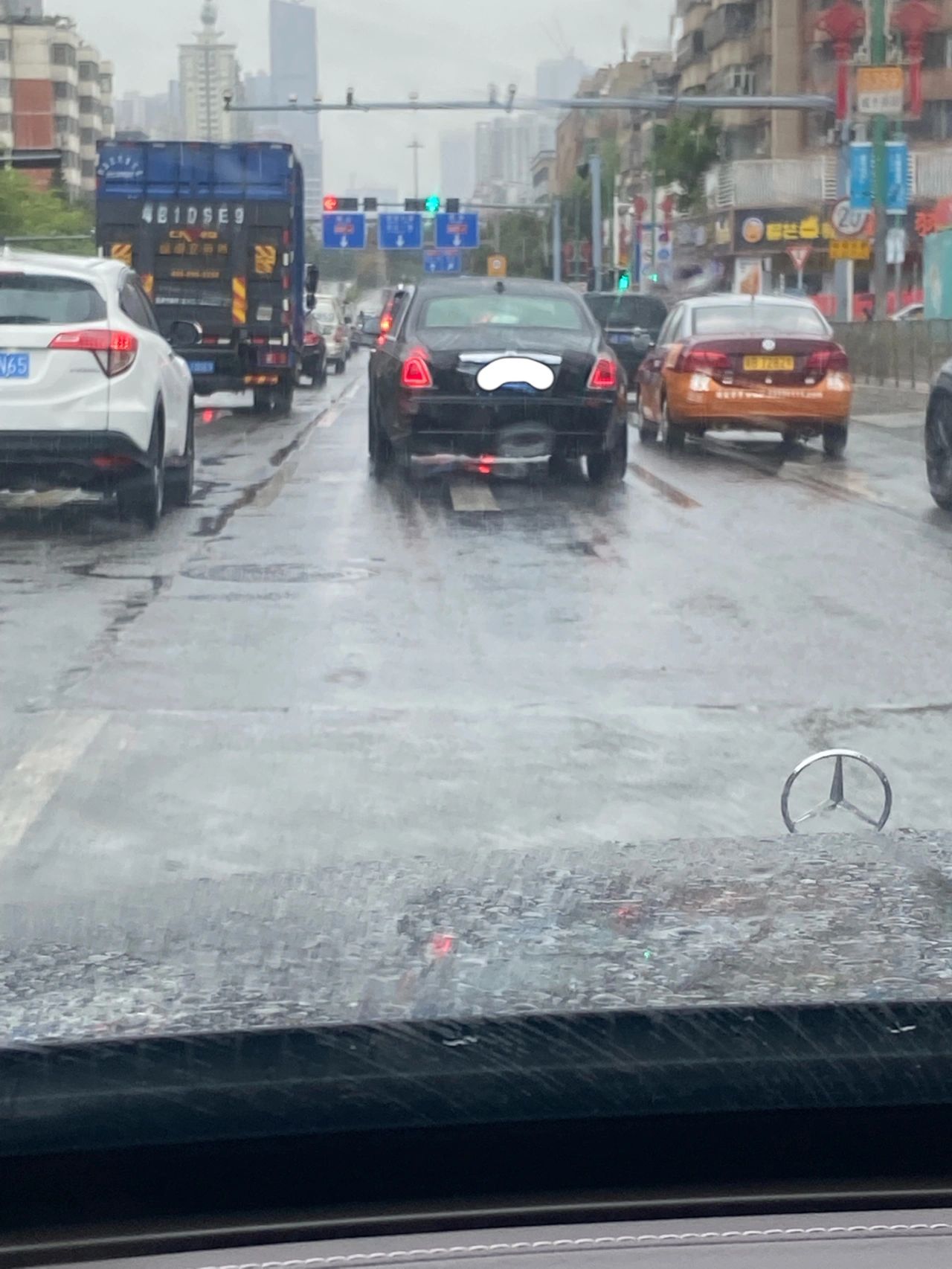 3豪车奔驰开车车流(下雨了)-喵神素材库