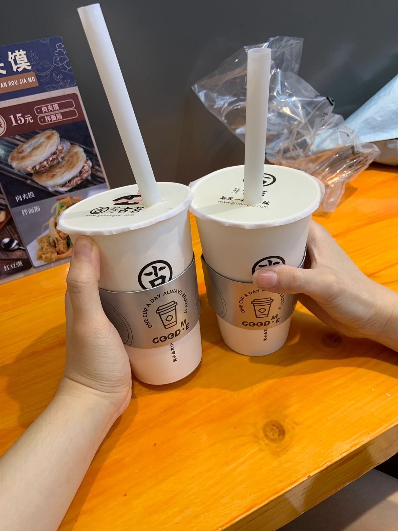 逛街饮品饮料肉夹馍(这个肉夹馍酥脆到什么程度呢就是那个上面的酥饼条条没嚼好就吞卡的我嗓子眼痛塞到我舍友牙缝痛真的很夸张)-喵神素材库