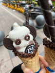 3冰激凌甜品逛街(谁能拒绝冰淇淋本来想去买那个套娃的，看到雪吨吨搞活动立马选择雪吨吨。巧克力是点睛之笔，算上活动性价比很高姐妹们可以冲！)-喵神素材库