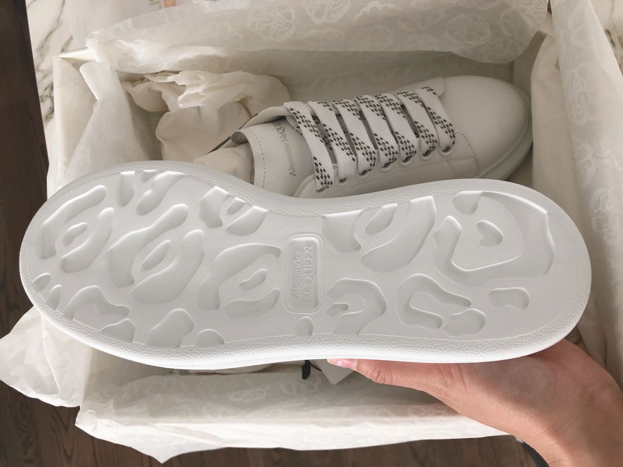 3奢饰品购物开箱Alexander McQueen运动鞋(几年前买过这款后边是黑色的，特别舒服，经常穿，都穿烂了。前段时间看到出了这个橄榄绿色，瞬间爱上！近两年莫名喜欢各种各样的绿色)-喵神素材库