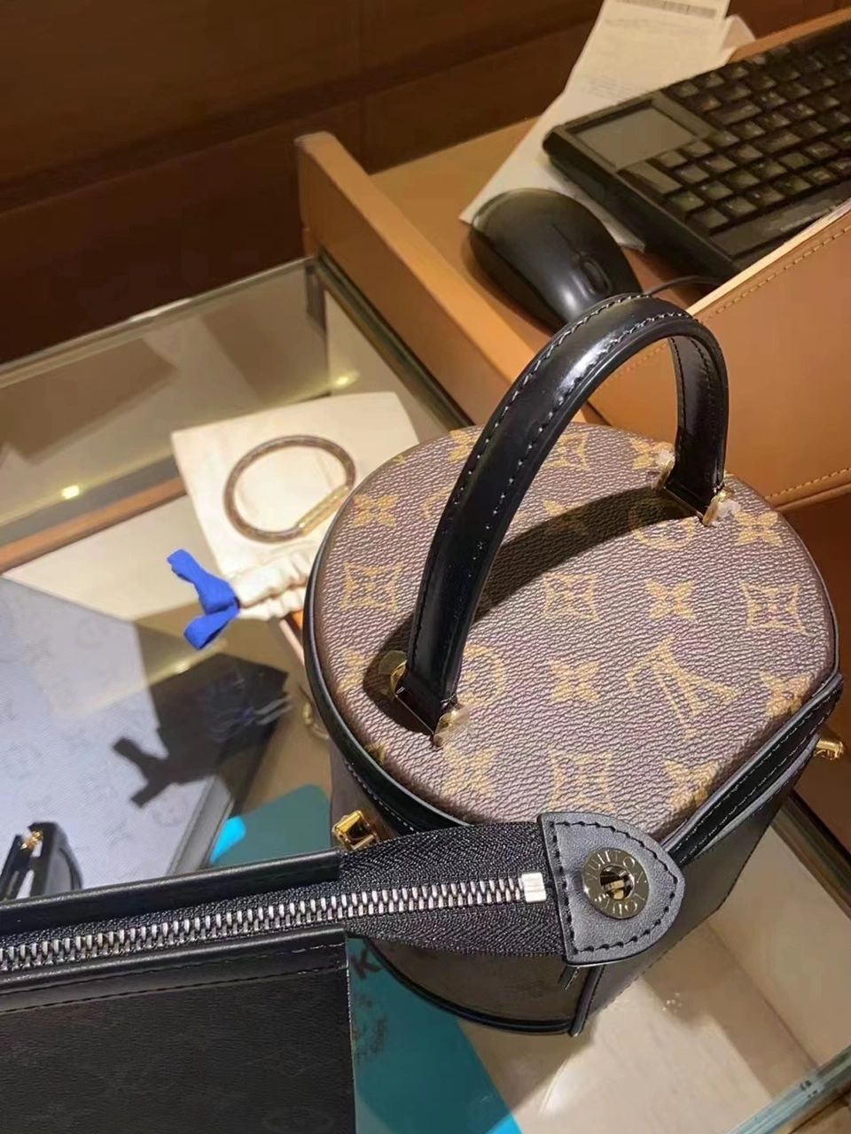 3奢饰品女包LV发财桶购物结账(背上发财桶 真的能发财)-喵神素材库