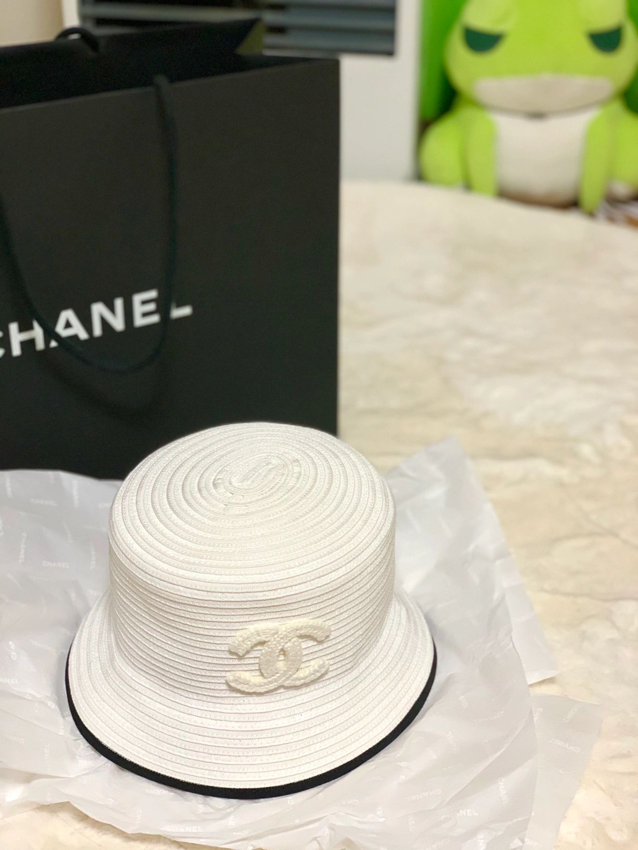 3奢侈品购物香奈儿遮阳帽(这帽子好看吗？大家都觉得贵，瞬间感觉是不是我不配拥有)-喵神素材库