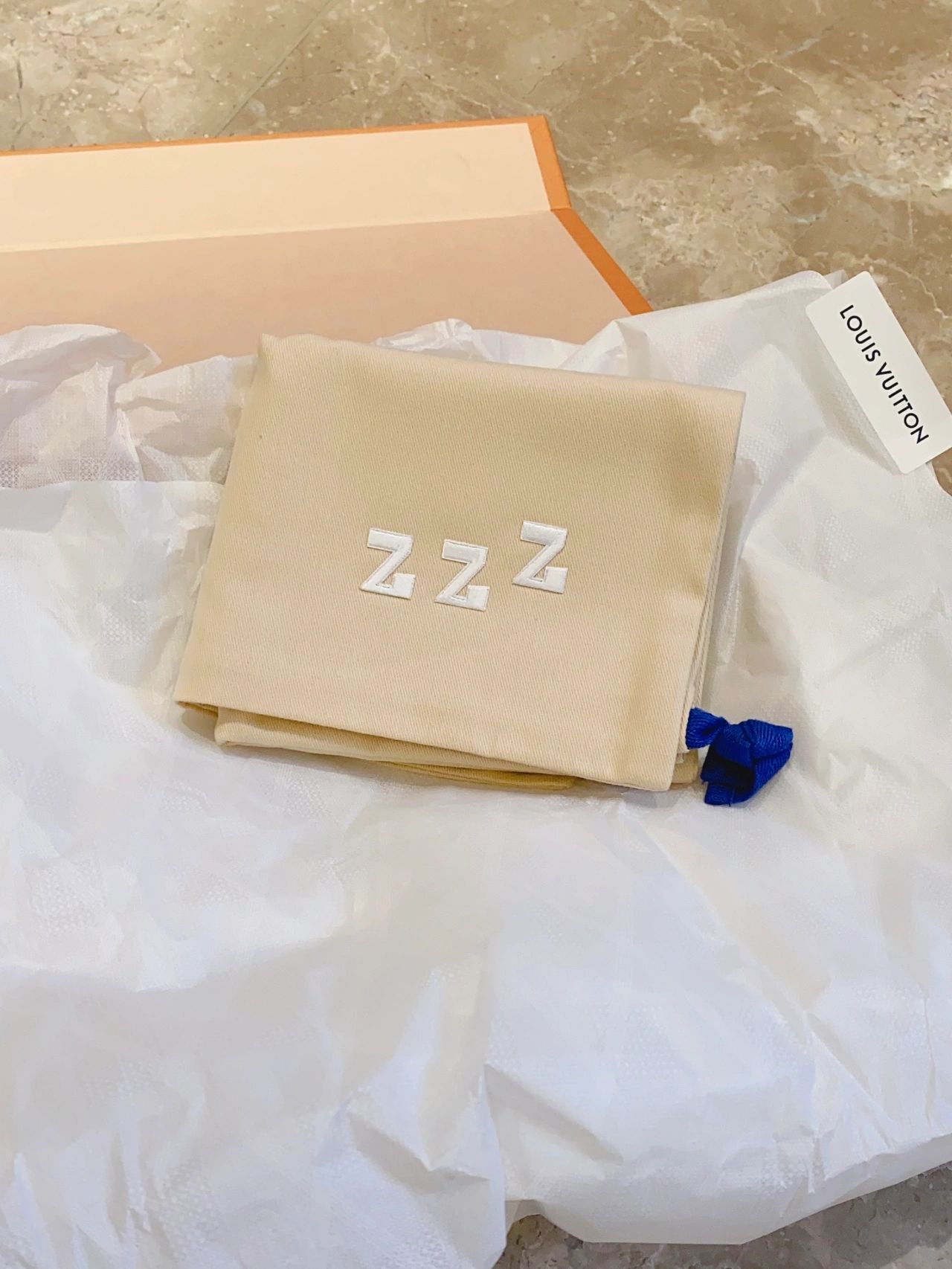 3奢侈品购物开箱LV防尘袋(还以为是空盒，没想到是个小可爱，刺绣了我的防尘袋)-喵神素材库