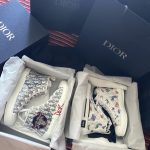 3奢侈品购物收到礼物Dior✖️Kenny Scharf 联名运动鞋(这双B23高帮运动鞋是和艺术家Kenny Scharf联名的 这款比较适合女孩子穿的 逛街看到就入手了 )-喵神素材库