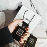 3奢侈品购物香奈儿香水(我买香水向来都是要不看瓶子的设计要不就是闻味道)-喵神素材库