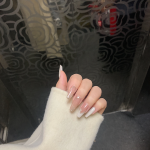 美甲手逛街(每次不知道做什么美甲 就选白色美甲准没错百搭温柔高级且显白,一整个爱住)-喵神素材库